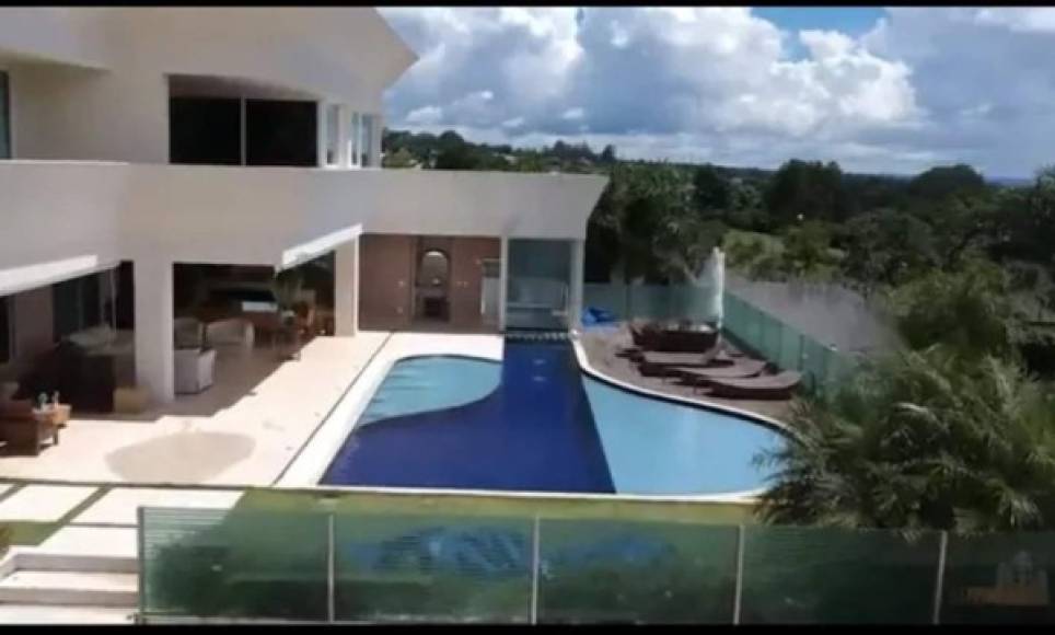 Fotos: Hijo de Jair Bolsonaro investigado por corrupción se compra mansión en Brasil