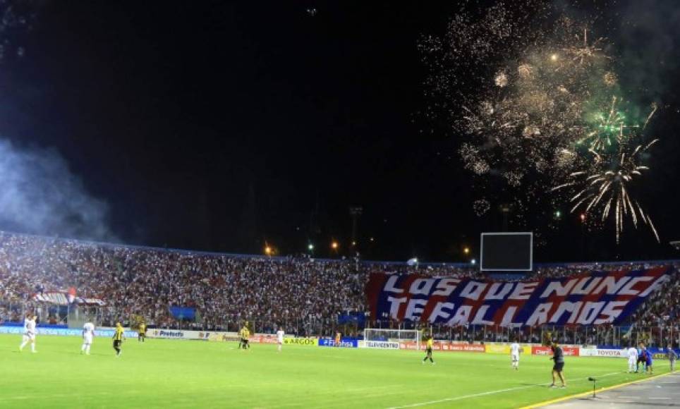 Los aficionados del Olimpia hicieron una fiesta en los últimos minutos del partido con fuegos pirotécnicos.