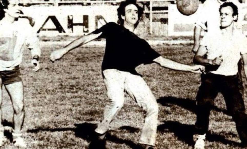 Cerati, al igual que la mayoría de los argentinos, eran un fanático del fútbol.<br/>Imagen tomada de http://www.soychile.cl