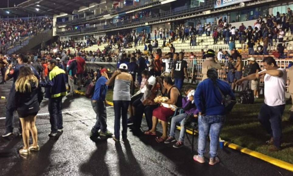 Los seguidores del Olimpia y Motagua tuvieron que ingresar al césped del estadio Nacional de Tegucigalpa luego de los gases lacrimógenos que había usado la Policía.