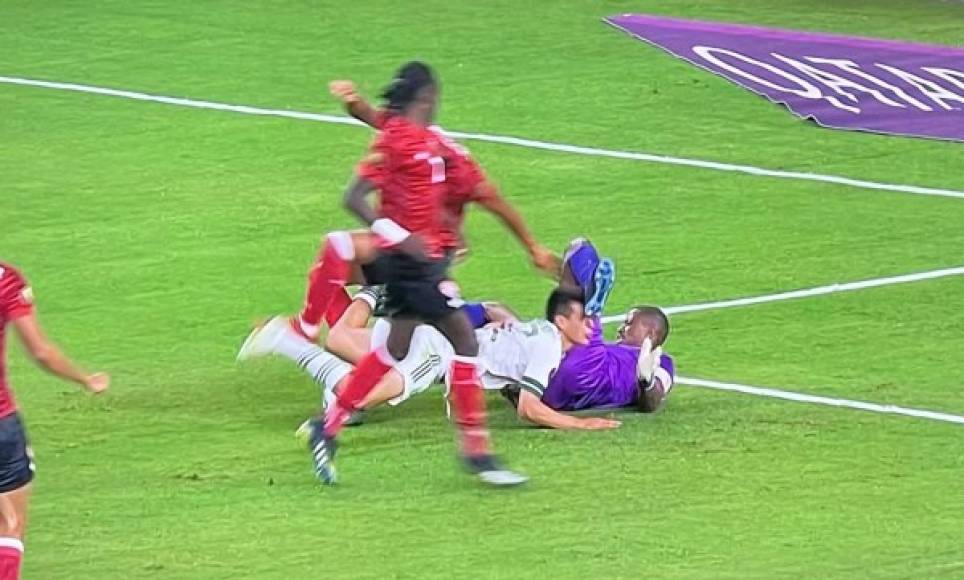 Escalofriante golpe del 'Chucky' Lozano: quedó noqueado con el rostro ensangrentado tras fuerte choque ante Trinidad y Tobago en Copa Oro