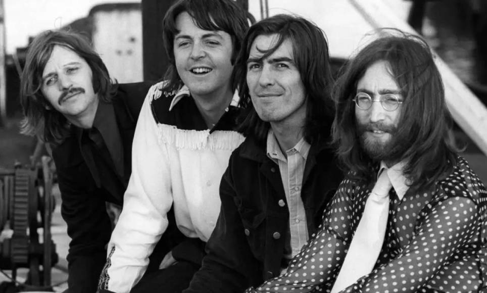 La separación de The Beatles fue un duro golpe para los fanáticos, quienes vieron imposible una reconciliación de la banda tras el asesinato de Lennon en el año 1980. Ello supuso una reunión de los miembros restantes para el tributo que Harrison le rindió reescribiendo su canción ‘All Those Years Ago’, en la que McCartney aportó coros y Starr tocaba la batería. Por su parte, el tema ‘Here today’ del álbum ‘Tug of War’ (1982) fue el particular homenaje de McCartney a John Lennon.