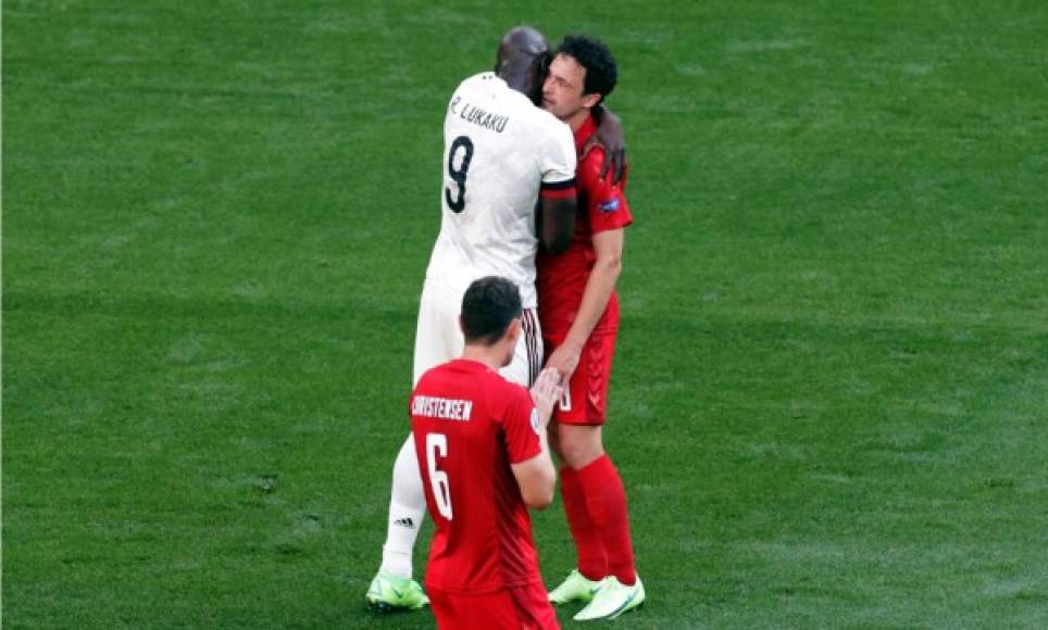 Romelu Lukaku le dio un sentido abrazo al jugador danés Thomas Delaney.<br/><br/>Foto AFP