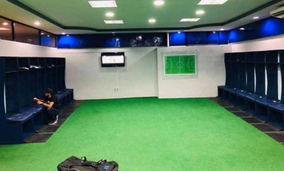 Los vestidores del camerino de la selección de Honduras cuenta con un TV y una pizarra para que el cuerpo técnica pueda dar las últimas indicaciones a los jugadores.