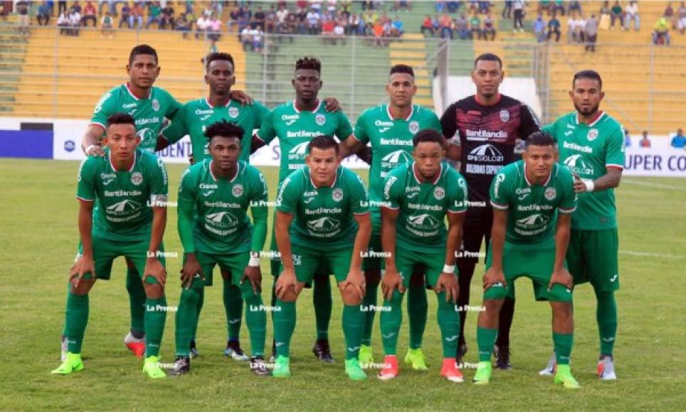 El 11 titular del Marathón posando antes del partido contra el Platense.