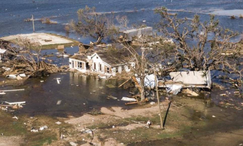 El agua acumulada en el jardín de Daniel Schexnayder le llega a los tobillos. Los daños causados por el huracán Laura a finales de agosto todavía le impiden vivir en su casa y acaba de sufrir un segundo huracán. Todo en seis semanas. Pero todavía no cree en el calentamiento global.