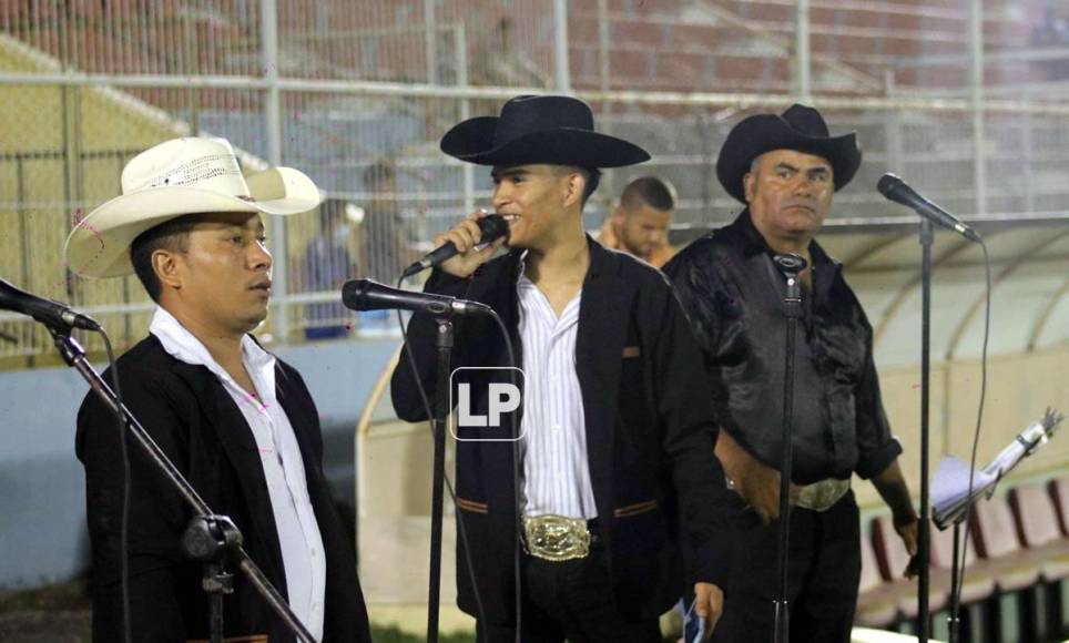 El grupo musical hondureño, Roble Copaneco, fue contratado por la directiva del Victoria para interpretar sus mejores éxitos en la previa, entretiempo y después del partido ante Honduras Progreso.