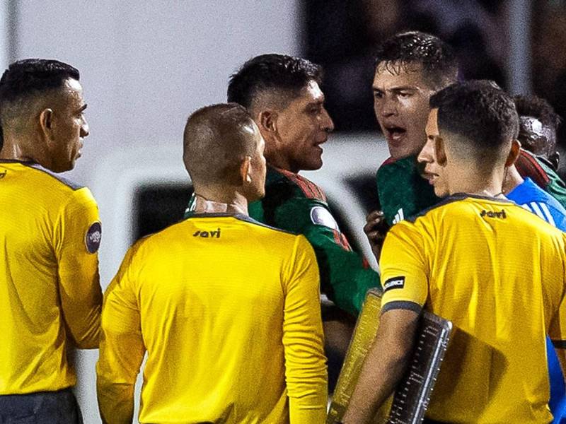 César Montes, defensa de la Selección de México, se encaró con los árbitros al final del partido ante Honduras.