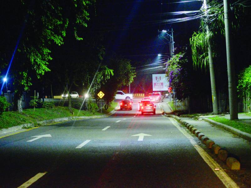 <b>Así luce el bulevar Mackey, completamente a oscuras.</b>