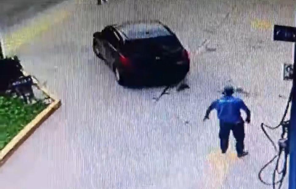 VIDEO: Cargó de combustible su carro y se fue sin pagar de gasolinera en SPS