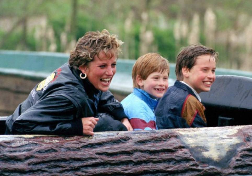 7. Era una mamá a 'todo dar'.<br/><br/>Además de asistir a la escuela con niños de su comunidad, la princesa Diana se aseguró de que William y Harry tuvieran experiencias que aseguraran que sus hijos tuvieran lo más cercano a una infancia 'normal'. Esto incluyó viajes a parques temáticos, uso del transporte público y disfrutar hamburguesas de McDonald's.<br/>