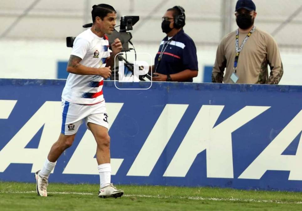 Ramiro Bruschi celebrando su doblete en el partido benéfico.