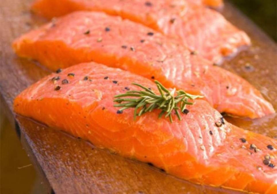 Salmón: Los pescados que contienen ácidos grasos Omega-3 actúan sobre la salud de la piel y la protegen de toxinas y rayos UV.