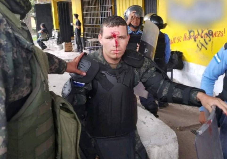 Un policía resultó herido durante el enfrentamiendo con estudiantes de colegios.