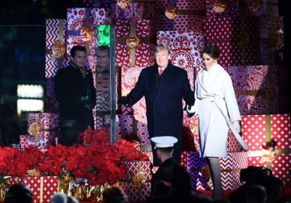 El presidente de Estados Unidos, Donald Trump, y la primera dama, Melania Trump, cumplieron la noche del miércoles con la tradición anual de encender las luces del Árbol Nacional de Navidad, ubicado frente a la fachada sur de la Casa Blanca.