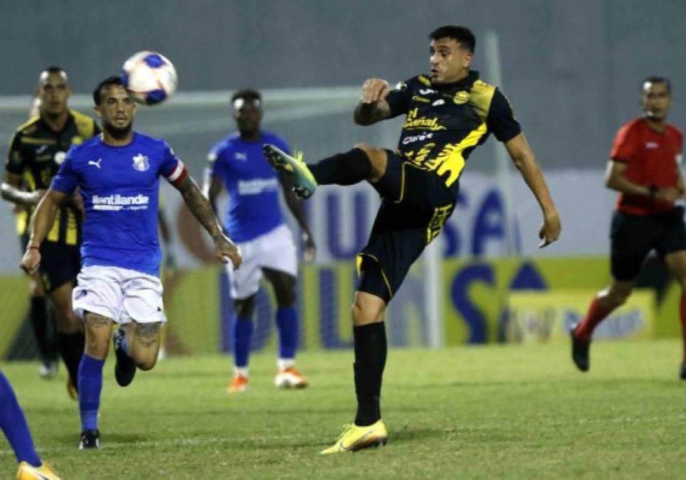 El delantero argentino Ramiro Rocca debutó con el Real España. En la imagen es marcado por José Barreto.