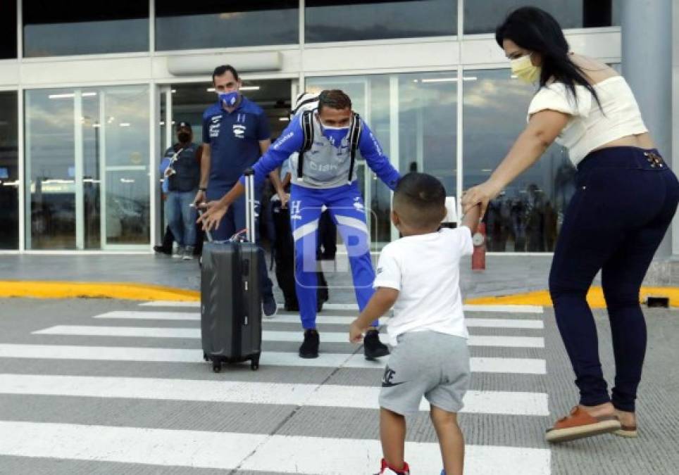 Kervin Arriaga, jugador del Marathón, vivió un bonito reencuentro con su pequeño hijo a su llegada a la terminar aérea.