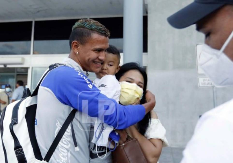 Kervin Arriaga fue recibido en el aeropuerto de San Pedro Sula por su familia.