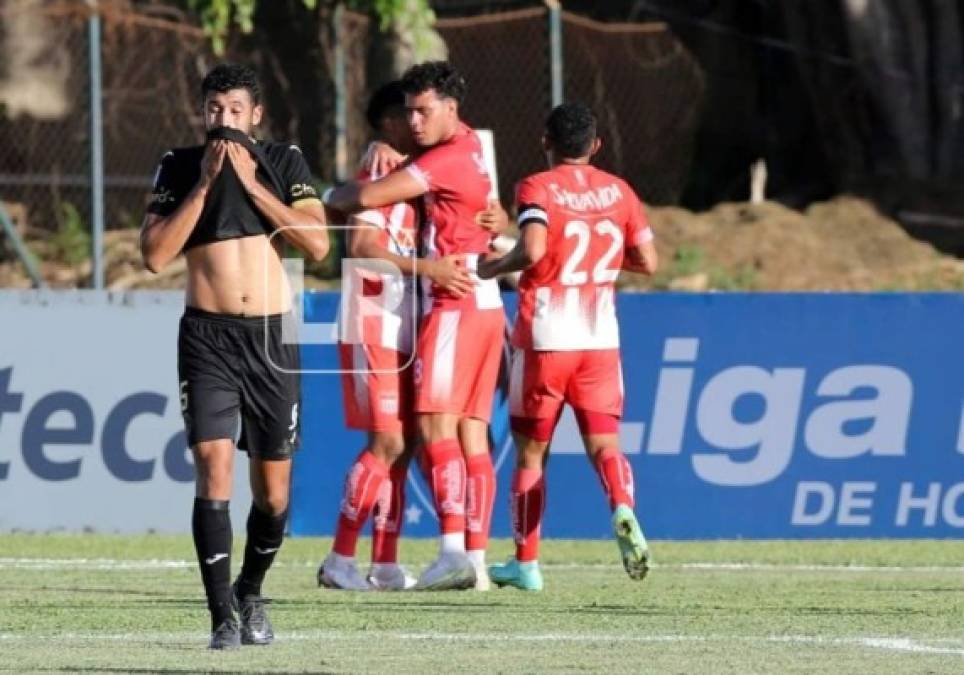 Ángel Tejeda celebra con sus compañeros el gol del empate del Vida ante el lamento de Marcelo Pereira.