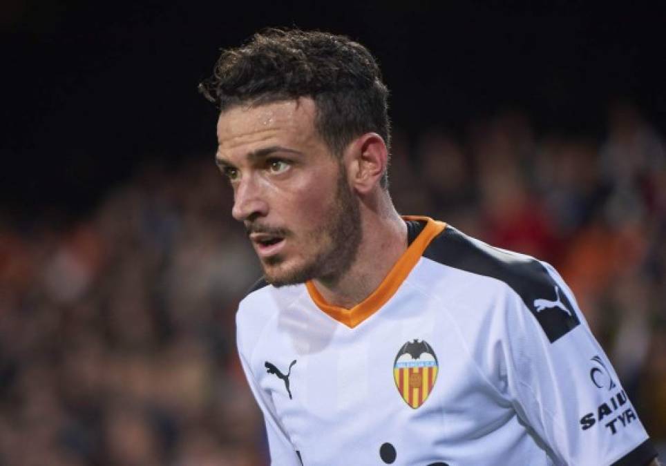 Según informa el diario inglés, The Athletic, el jugador italiano Alessandro Florenzi sería del agrado del técnico argentino Marcelo Bielsa para llevarselo al Leeds United. El lateral italiano acaba de finalizar su cesión en el Valencia y ha vuelto a la Roma. El Leeds, recién ascendido a la Premier League, estaría dispuesto de ofrecer al equipo italiano una cantidad de 18 millones de euros para hacerse con los servicios del jugador. De esta forma el equipo inglés se une a otros equipos como Sevilla, Fiorentina o Valencia por la puja del futbolista de 29 años.