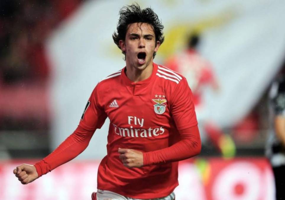 Uno de los culebrones del verano probablemente gire alrededor del futuro de Joao Félix, delantero portugués del Benfica que ya está asombrando a Europa con tan sólo 19 años. Según publica A Bola, el Manchester City de Pep Guardiola sería uno de los equipos más interesados en la contratación del jugador. Eso sí, la idea inicial de los citizens pasa por no pagar su cláusula de 120 millones de euros.