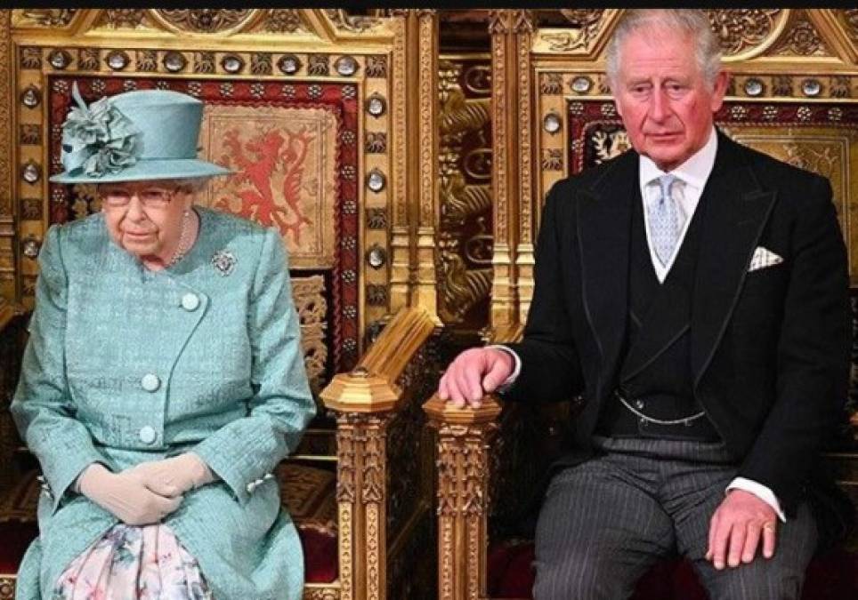 La Reina, de 93 años, se trasladó la semana pasada desde el palacio de Buckingham (Londres) a Windsor como medida de precaución dada su avanzada edad. El marido de la soberana, el duque de Edimburgo, de 98 años, le acompaña. Ambos están bien y siguen el consejo de los médicos, según fuentes de la realeza.