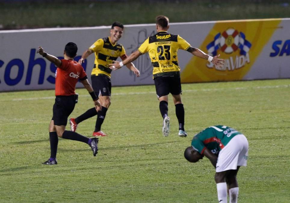 Sebastián Hernández celebró el gol con Jhow Benavídez, quien le dio la asistencia.