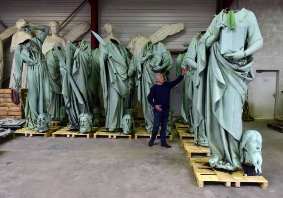 El jueves pasado se descolgaron de la flecha de la catedral, derrumbada este lunes, 16 estatuas de cobre que representan a los 12 apóstoles y los cuatro evangelistas para restaurarlas, salvándose así del siniestro.<br/>