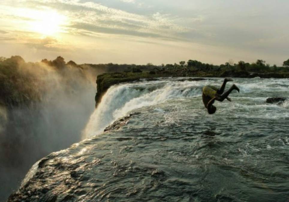 La piscina del Diablo (Devil's Pool) es una piscina natural situada justo en el borde de las cataratas Victoria en Zambia.