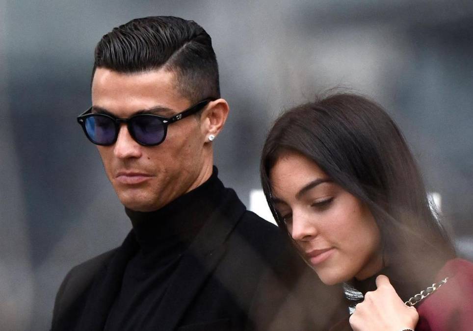 “No hace más que gastar, gastar y gastar. Y lo peor de todo es que se cree que está a la altura de Cristiano. Ella solita se está colocando en un pedestal y a él no le está gustando nada”, indica la prensa lusa.