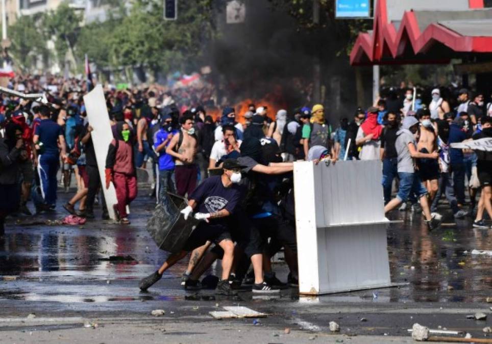 Las violentas protestas, que iniciaron la semana pasada por el aumento de la tarifa del metro y que se extendió a otras demandas sociales, se registraron en Santiago, Valparaíso, Villa del Mar y otras ciudades fronterizas con Perú y Argentina.