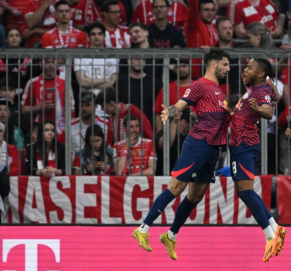 Dominik Szoboszlai y Christopher Nkunku festejando la remontada del RB Leipzig.