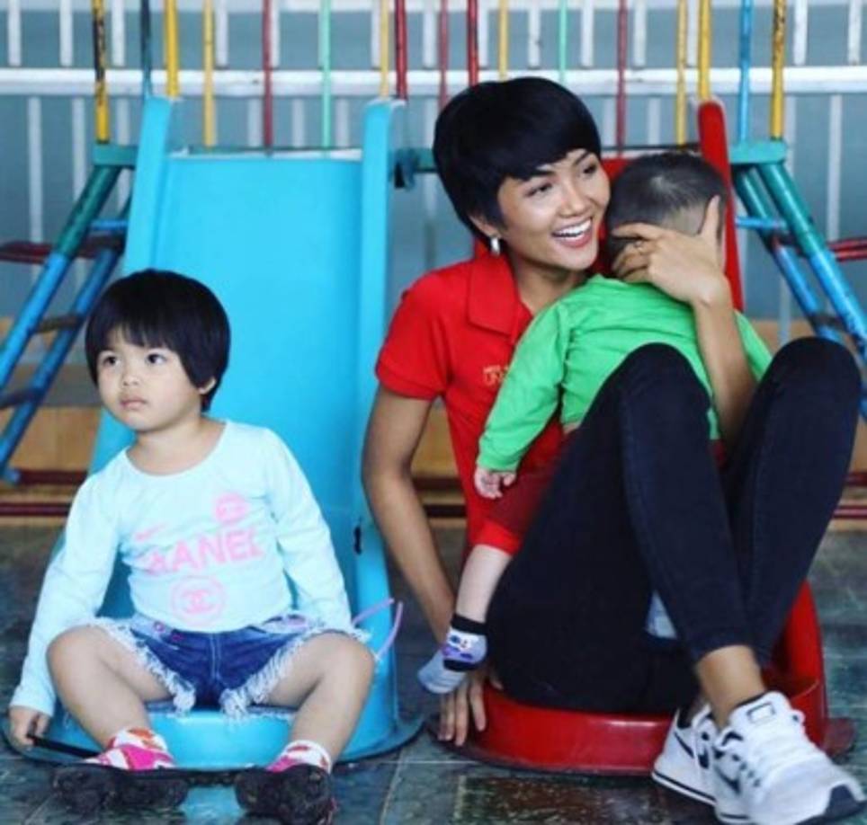 Miss Vietnan es voluntaria en varias organizaciones de su país que buscan brindar educación a adolescentes y niños.