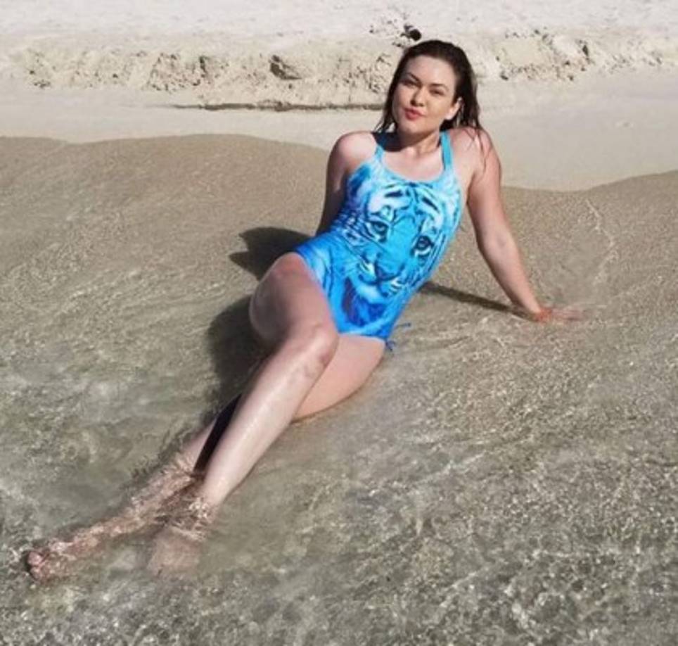 La Semana Santa ya terminó, pero la chica sigue disfrutando de la playa.