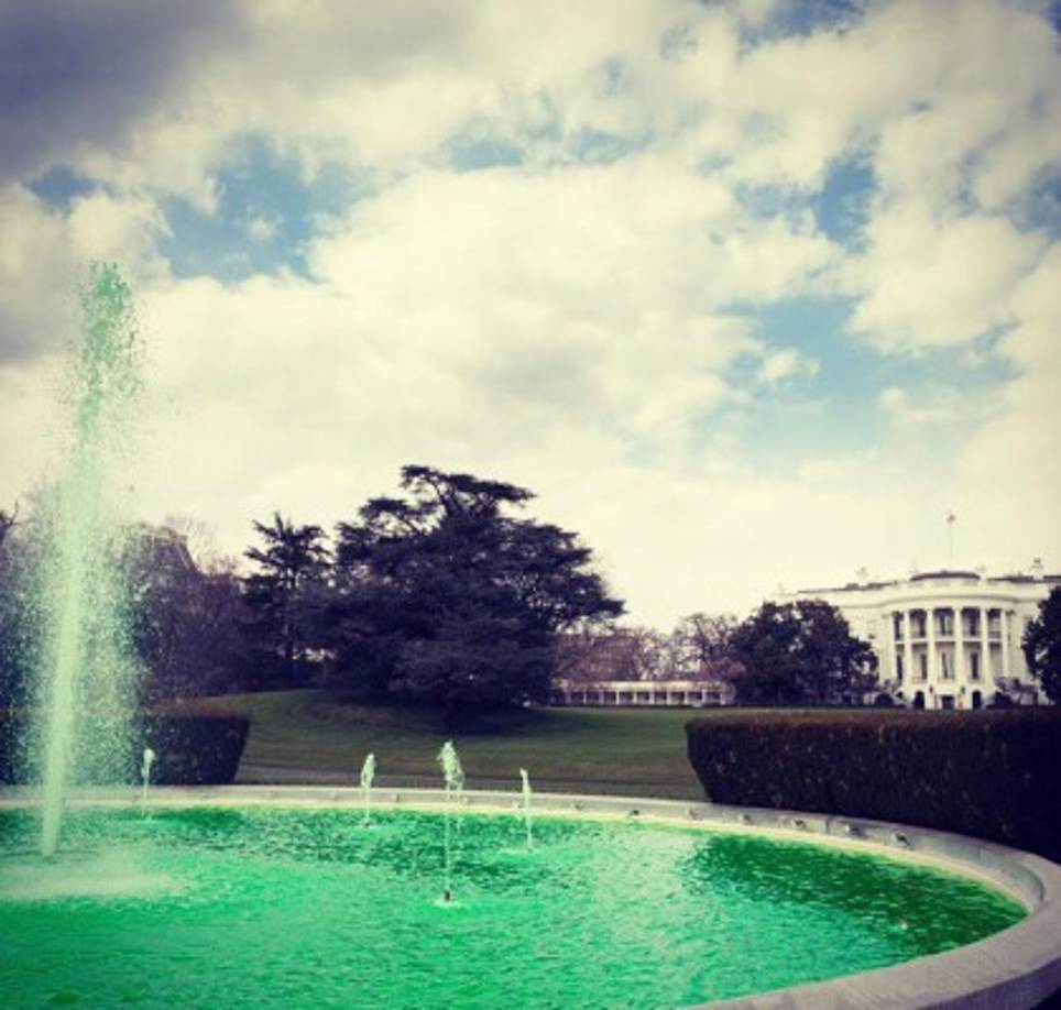 La primera dama compartió una imagen en su cuenta de Twitter que muestra las fuentes teñidas de verde por el Día de San Patricio.