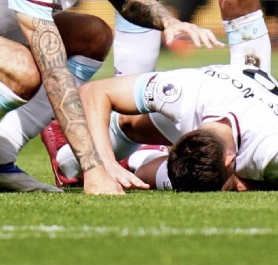 Ashley Westwood se quejaba con mucho dolor en el campo mientras era consolado por sus compañeros.