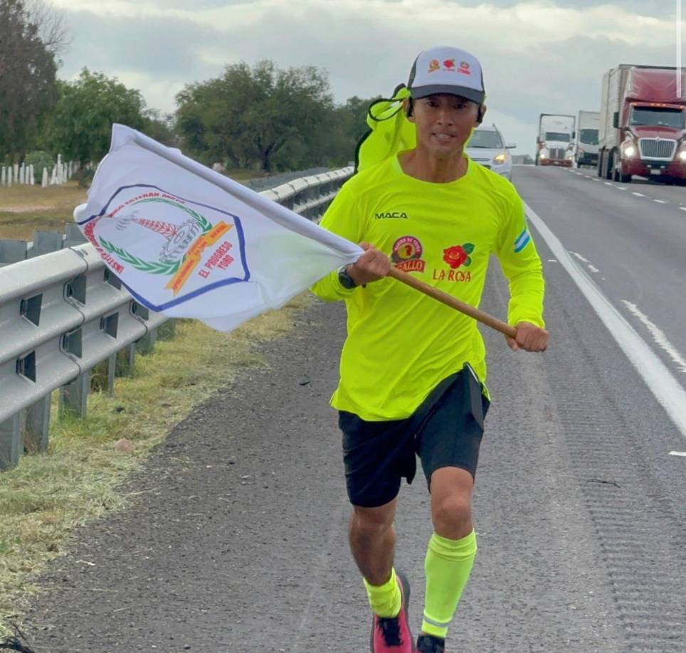 Shin Fujiyama lleva más de 45 días corriendo 42 kilómetros a diarios para completar su reto de correr desde México hasta Honduras.