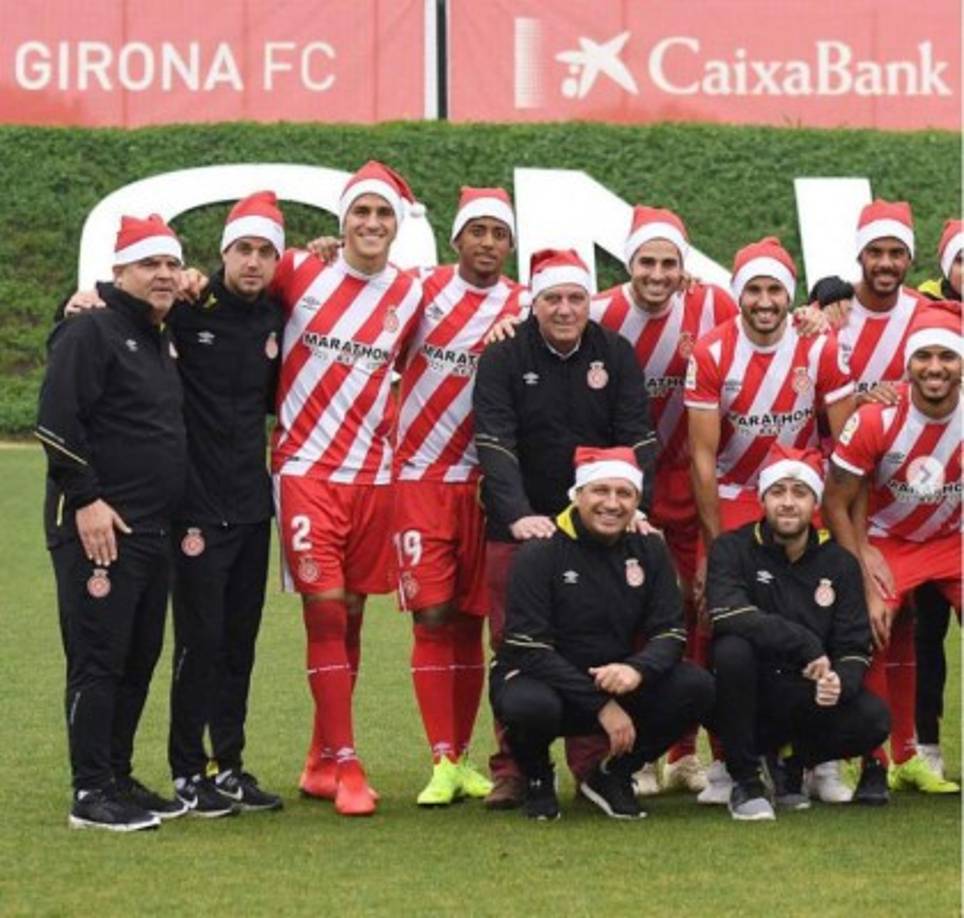 El delantero hondureño del Girona, Antony 'Choco' Lozano, posó junto a sus compañeros con el gorro de Santa Claus durante el entrenamiento del 24 de diciembre.