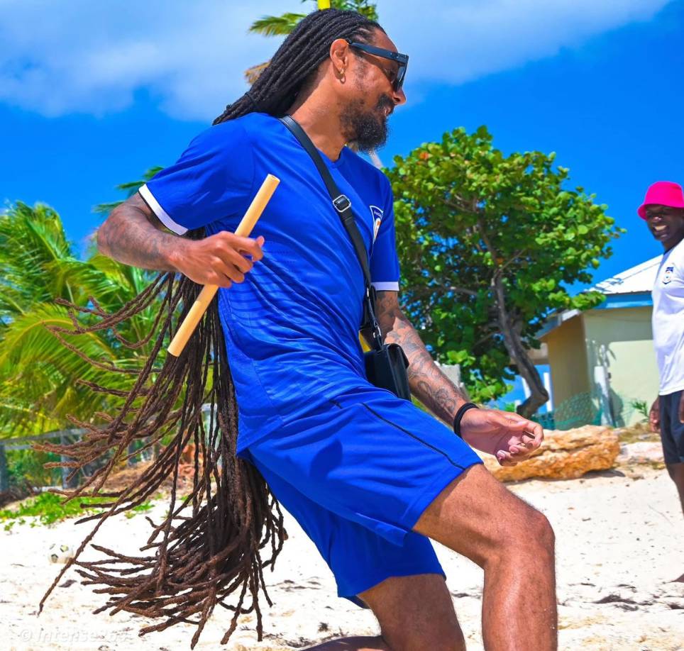 Así es el tremendo look de Aedan Scipio durante los entrenamientos de la selección de Anguila en la playa.