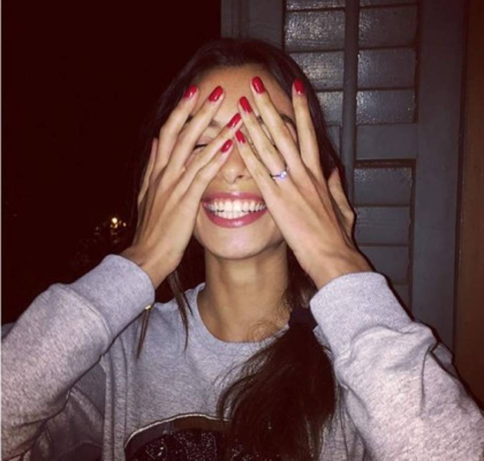 La española muestra orgullosa el anillo de prometida que el futbolista del Barcelona le ha regalado con el inicio del nuevo año.