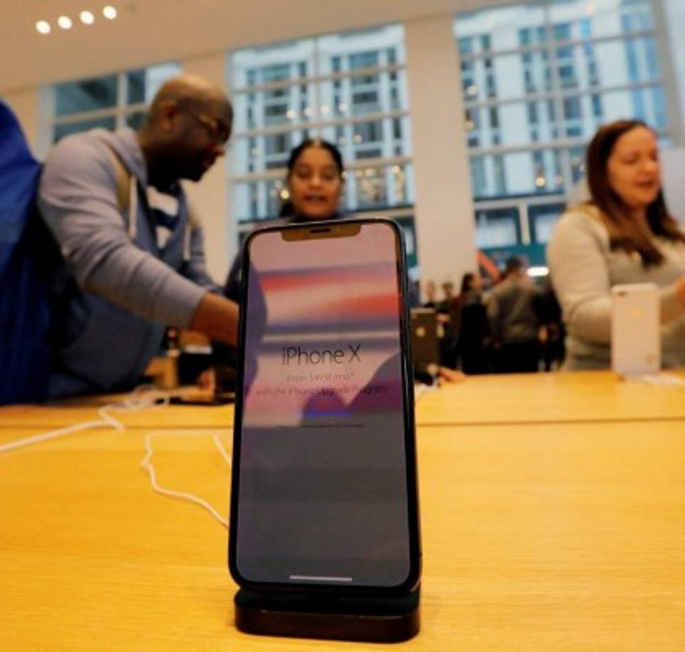 Los amantes de la marca no se intimidaron por el elevado precio de este modelo de lujo, diseñado para marcar el décimo aniversario del celular estrella de Apple.