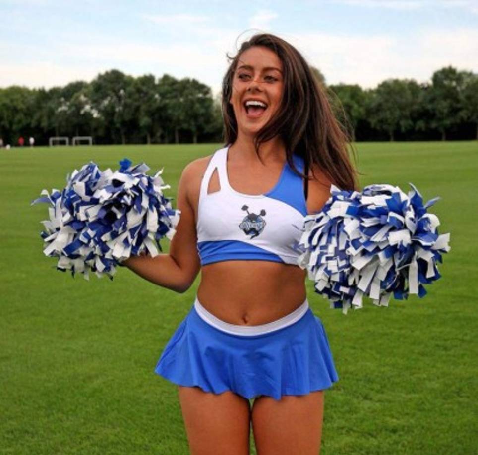 Las porristas destraían a los jugadores del equipo Billericay Town FC.