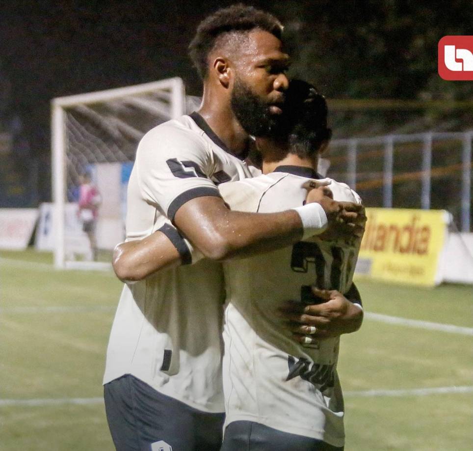 Jorge Benguché felicitando a Kevin López tras el primer gol ante Real Sociedad. Los dos delanteros marcaron para el triunfo del Olimpia.