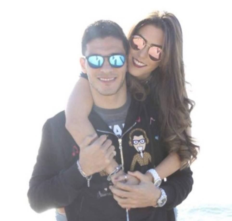 El delantero Raúl Jiménez es otro de los jugadores implicados en el escándalo. El atacante cuenta con una linda chica.