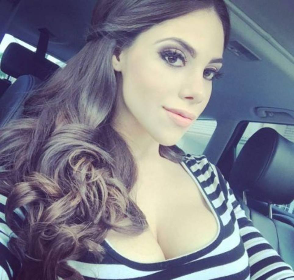 La chica deslumbra con su belleza.