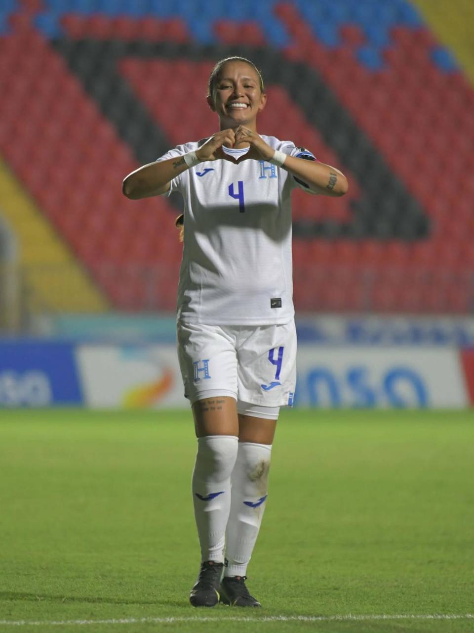 Bárbara Murillo celebrando su gol de penal que significó el 3-0 de Honduras.