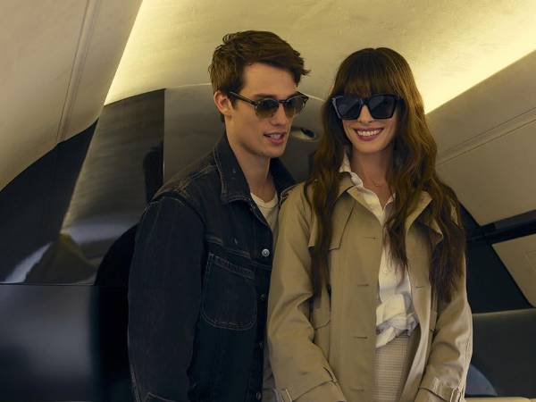 En “La Idea de Ti”, el personaje de Anne Hathaway queda en lencería en una habitación de hotel. (Alisha Wetherill/Prime, vÍa Associated Press)