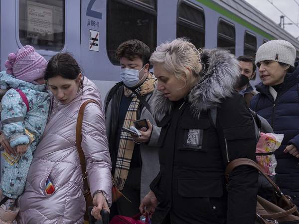 Bajo la ley marcial, Ucrania prohíbe la salida de hombres de 18 a 60 años. Refugiados en Medyka, Polonia. (Erin Schaff/The New York Times)