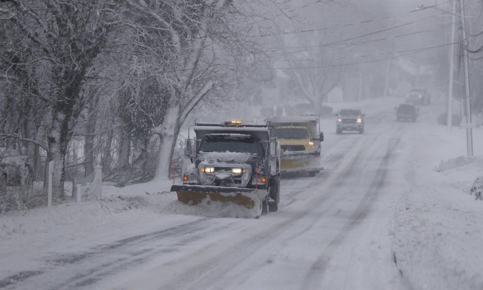 Desde ayer, muchos vecinos de la ciudad se afanaban por retirar la nieve caída frente a sus casas y que en muchos casos dejó bloqueados a los vehículos aparcados.