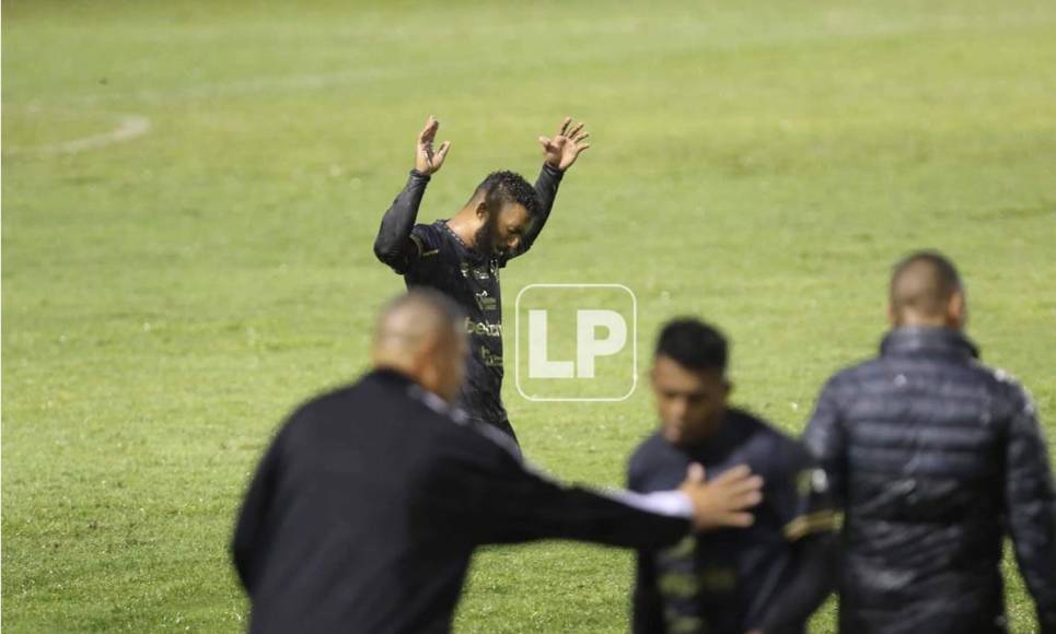 Reinieri Mayorquín agradeció a Dios tras el pitazo final del partido en el Nacional.